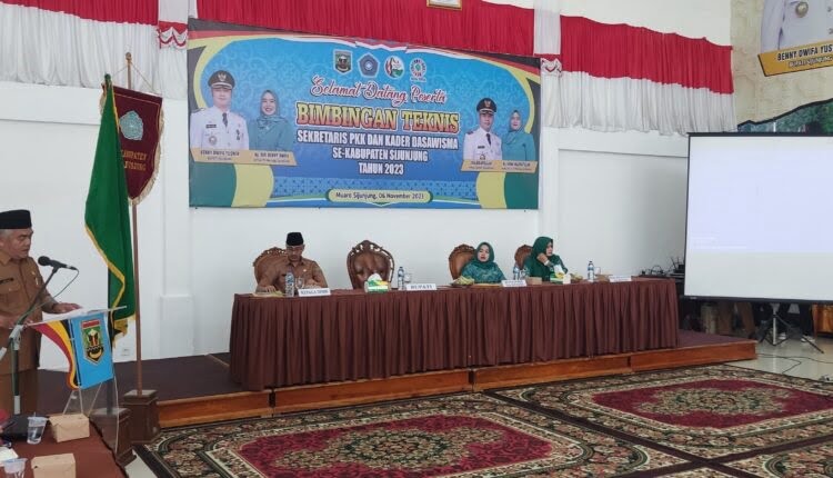 Antisipasi Isu Strategis Daerah, Kader PKK dan Dasawisma Dibekali Ilmu 1 BIMBINGAN TEKNIS— Kadis DPMN Kabupaten Sijunjung Joni Antonius memberikan sambutan saat pembukaan kegiatan bimtek.