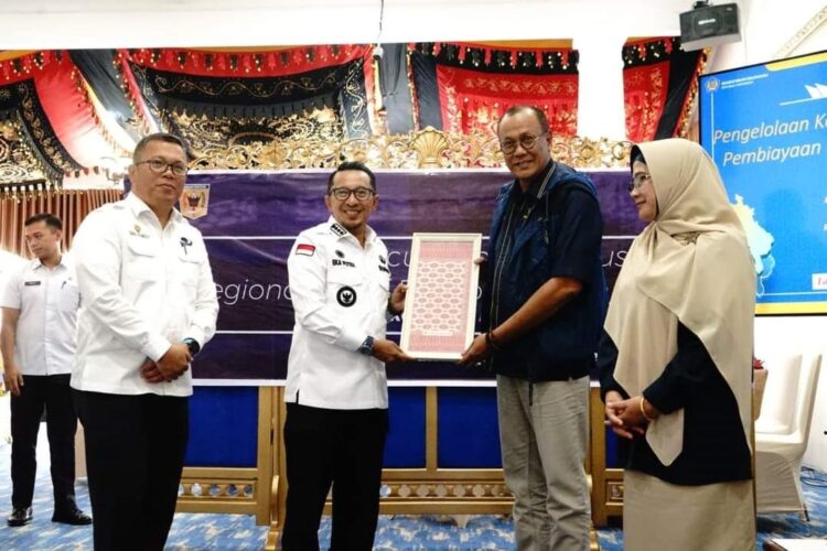 FGD Kanwil DJPb di Tanahdatar, Syukriah HG: Siap Membantu dan Berkoordinasi dengan Pemkab 1 SERAHKAN CENDERA MATA— Bupati Tanahdatar Eka Putra serahkan cendera mata kepada Kepala Kanwil Dirjen Perbendaharaan Provinsi Sumbar Kemenkeu RI, Syukriah HG saat kegiatan Forum Group Discussion (FGD), Rabu (1/11) di Indojolito Batusangkar.