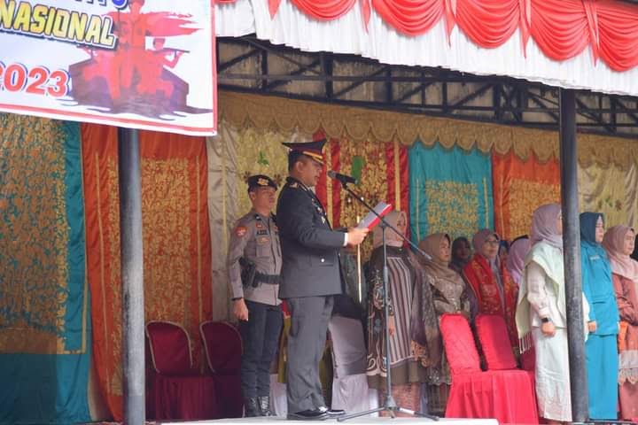 IRUP—Kapolres Sawahlunto menjadi Inspektur Upacara pada Peringatan Hari Pahlawan ke 78 di Tanah Lapang Ombilin.