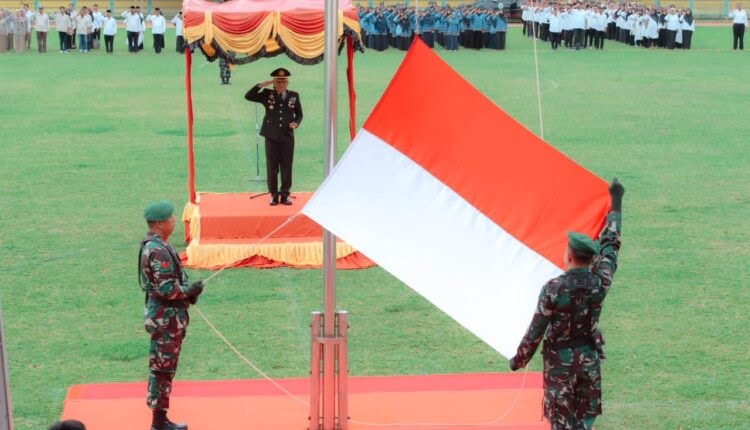 Hari Pahlawan di Kabupaten Sijunjung, Pendamping PKH dan Pemuda Pelopor Diapresiasi 1 PENARIKAN BENDERA— Bendera merah putih siap dikibarkan pada peringatan Hari Pahlawan 2023 di Kabupaten Sijunjung, di lapangan M Yamin Muaro Sinjunung, Jumat (10/11) pagi.