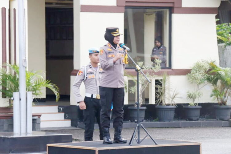 Kapolresta Bukittinggi Tegaskan Netralitas Kepolisian di Pemilu 2024 1 JAGA NETRALITAS— Kapolresta Bukittinggi Kombes Pol. Yessi Kurniati telah menegaskan kepada seluruh anggotanya untuk menjaga netralitas yang dipertegas dalam surat telegram Kapolresta Bukittinggi bernomor 230/X/HUK.7.1/2023.