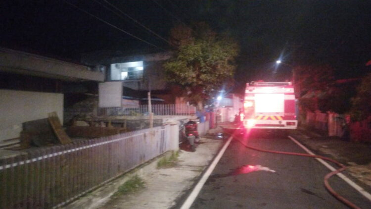 Rumah dan Gudang Minyak Nilam Kebakaran 1 KEBAKARAN— Petugas Damkar saat melakukan pemadaman di rumah dan gudang minyak nilam yang terbakar di Kelurahan Berok Nipah, Kecamatan Padang Barat.