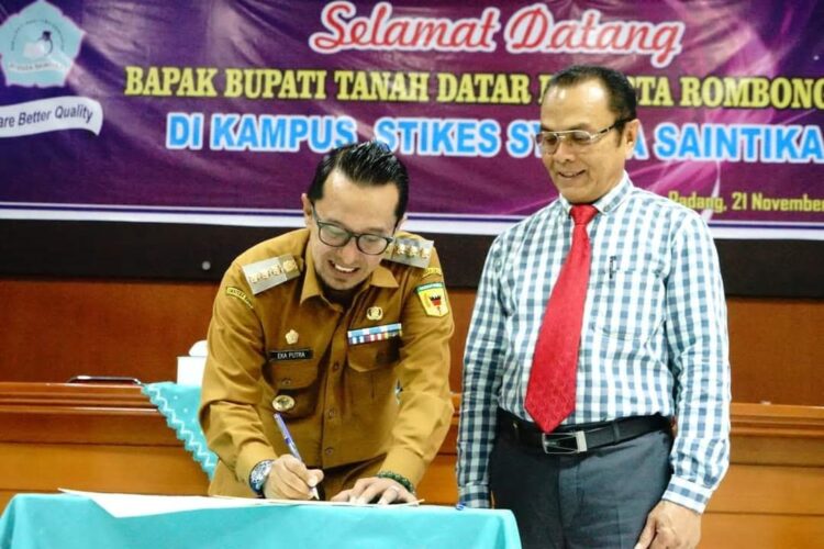 TEKEN MOU— Bupati Tanahdatar Eka Putra menandatangani MoU dengan Stikes Syedza Saintika Padang, Selasa (21/11) di aula kampus tersebut.