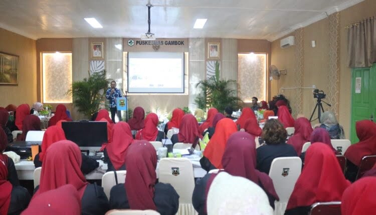 Penutupan Survei Akreditasi Puskesmas Gambok Kabupaten Sijunjung 1 BERAKHIR—Survei akreditasi di Puskesmas Gambok sudah berakhir, ditandai dengan penyerahan kembali kendali kegiatan dari Ketua Tim Survey dr. Edrida Aziz, M.Sc kepada Kepala Puskesmas Gambok Araafi Dian.