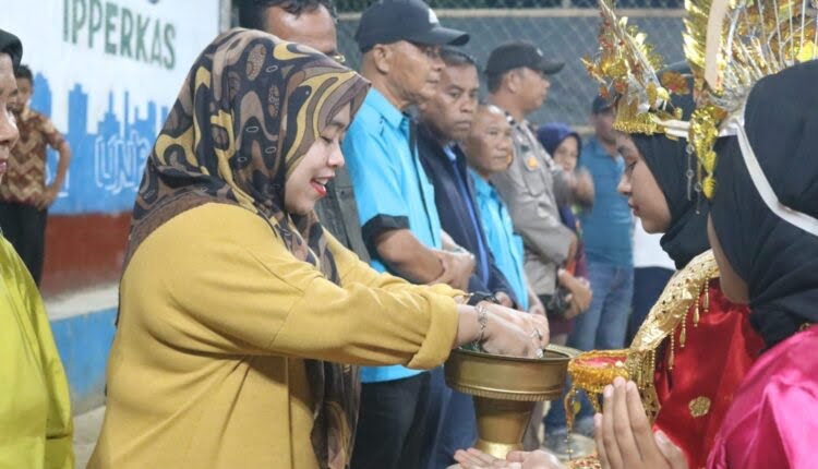 Turnamen Volley Ball Putri Cup 1 Ditabuh, Meriahkan Hari Sumpah Pemuda Tahun 2023 di Nagari Kampung Dalam 1 Kegiatan itu di Buka Langsung Ketua TP PKK Sijunjung Ny. Riri Benny Dwifa di Lapangan Sinar Senja Nagari setempat
