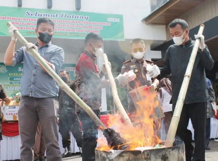 Berkekuatan Hukum Tetap, Kejari Bukittinggi Musnahkan BB 61 Perkara Pidana 1 PEMUSNAHAN BARANG BUKTI— Kejari Bukittinggi melaksanakan pemusnahan barang bukti dari 61 perkara pidana yang telah mempunyai kekuatan hukum tetap sepanjang Maret hingga November 2023, Kamis (16/11).