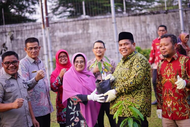 Kendala Masalah Keuangan dapat Diatasi, Bupati Suhatri Bur Terima Kunjungan Kanwil DJPb 1 TANAM POHON— Bupati Padangpariaman Suhatri Bur saat melakukan aksi tanam pohon bersama Kanwil DJPb