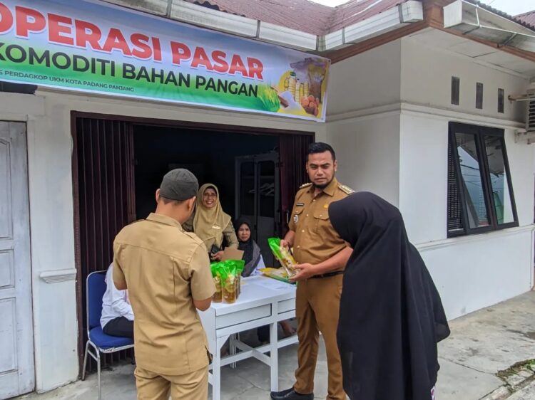 Kendalikan Inflasi, Disperdakop UKM Gelar Bazar Pangan Murah 1 PANGAN MURAH— Dinas Perdagangan, Koperasi dan Usaha Kecil dan Menengah (Disperdakop UKM) Kota Padang Panjang menggelar bazar komoditi pangan murah, di kantor kecamatan.