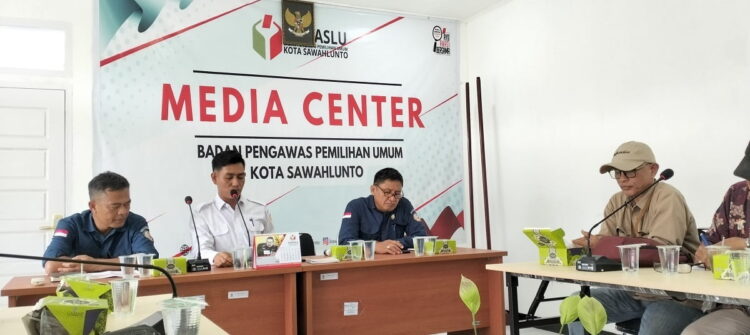 Awasi Pemilu 2024, Bawaslu Gandeng Media Massa 1 KETERANGAN PERS— Ketua Bawaslu Junaidi Hartoni, merangkap Koordiv SDM Organisasi Pendidikan, Pelatihan Data dan Informasi memberikan keterangan pada wartawan di Media Center Bawaslu Lubang Panjang, Kota Sawahlunto.