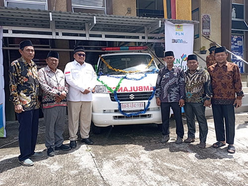 Ketua DPC Gerindra Tanahdatar, Serahkan Satu Unit Ambulans dari Andre Rosiade 1 SERAHKAN BANTUAN AMBULANS— Ketua DPRD H. Roni Mulyadi. Dt. Bungsu sekaligus Ketua DPC Gerindra Tanahdatar foto bersama Wali Nagari serta tokoh masyarakat saat penyerahan ambulans Andre Rosiade.