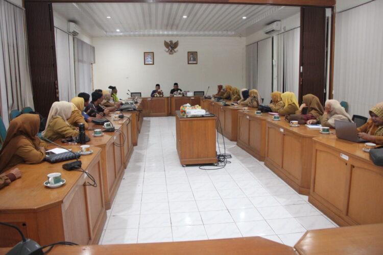 Puluhan Guru Honorer tidak Lulus PPPK Mengadu ke DPRD, Minta Keterbukaan Informasi dan Diluluskan Pendaftaran 1 TERIMA ASPIRASI— Ketua DPRD Kabupaten Agam Novi Irwan, bersama menerima kunjungan guru honorer yang tidak lulus atau tidak memenuhi syarat administrasi PPPK, di Aula II DPRD Agam, Selasa (31/10).