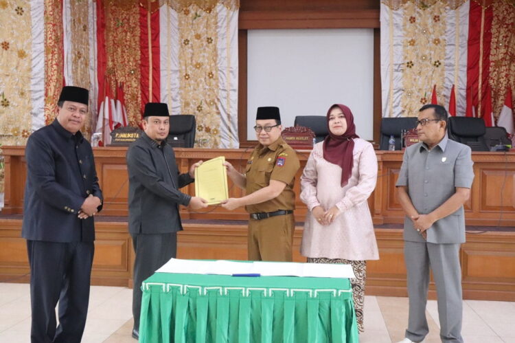 Pansus DPRD Minta Pj Wako Mengganti Kepala Dinas Pendidikan 1 HASIL KAJIAN PANSUS— Ketua DPRD Hamdi Agus, menyerahkan hasil kajian Pansus DPRD terkait Dinas Pendidikan Kota Payakumbuh kepada Pj Wali Kota Payakumbuh, Jasman, Senin (6/11).
