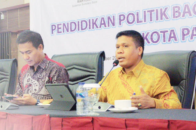 Jons Manedi: Partisipasi Pemilih Menurun dari Tahun ke Tahun 1 NARASUMBER— Ketua Divisi Sosialisasi, Pendidikan Pemilih, Partisipasi Masyarakat dan SDM KPU Provinsi Sumatera barat, Jons Manedi menjadi narasumber dalam kegiatan pendidikan politik bagi tokoh masyarakat Kota Padang.