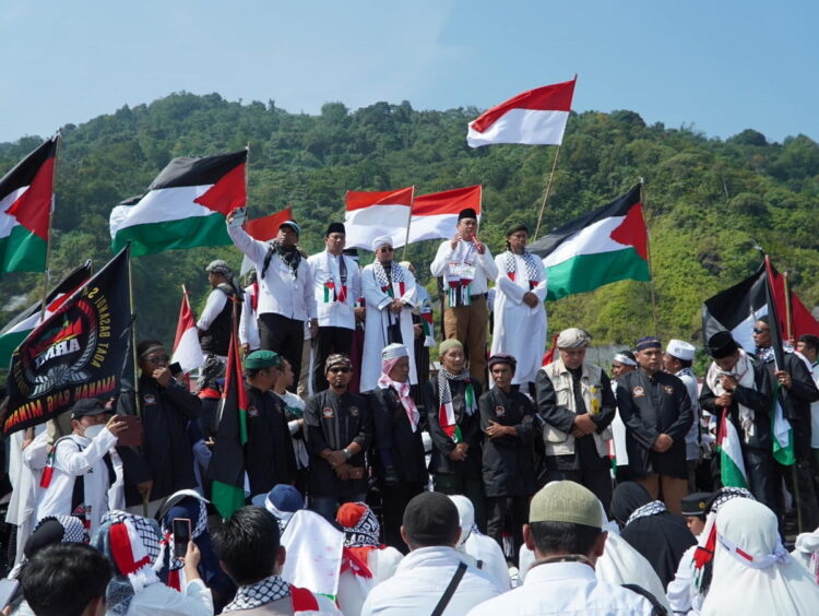 Puluhan Ribu Jiwa Tewas, Padang Panjang Berduka atas Genosida Israel di Palestina 1 AKSI BELA PALESTINA— Ketua MUI Sumbar Gusrizal Gazahar menyampaikan orasi saat Aksi Damai Bela Palestina, di Lapangan Bancalaweh, Minggu (12/11). Pj Wali Kota, Sonny Budaya Putra, yang turut hadir dalam aksi ini menyampaikan, Padang Panjang turut berduka cita terhadap tewas atau gugurnya 11.000 lebih jiwa akibat genosida yang dilakukan Zionis Israel terhadap warga sipil Palestina.