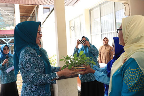 Manfaatkan Lahan Pekarangan, Dasawisma Percontohan Terima Bibit Tanaman 1 SERAHKAN BIBIT TANAMAN— Ketua TP PKK Kota Payakumbuh Ny. Lasta Jasman menyerahkan bibit tanaman untuk dasawisma percontohan.