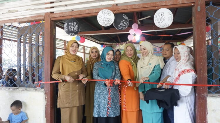 Ketua TP PKK Pasbar Launching Posyandu Terintegrasi 1 GUNTING PITA— Ketua TP PKK PasbarNy. Titi Hamsuardi menggunting pita tanda dilaunchingnya Posyandu Terintegrasi.