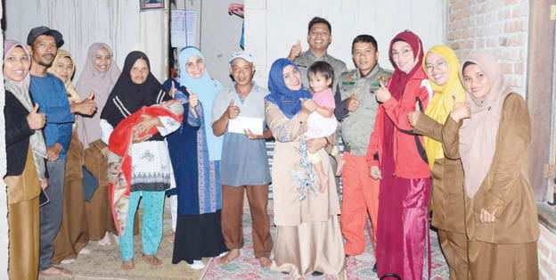 Kunjungi Balita Penderita Bibir Sumbing, Ketua TP-PKK Agam Beri Bantuan Biaya Hidup 1 MEMBEZUK— Ketua TP PKK Agam Ny Yenni Andri Warman membezuk Muhammad Akbar (3 bulan) balita penderita bibir sumbing di Jorong Sawah Liek, Batagak, Kecamatan Sungai Pua, Selasa (31/10).