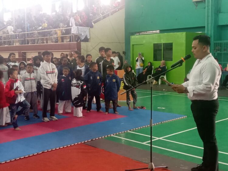 Berlangsung di GOR Prayoga, Milenial Cup I Karate Championship Open Turnament dan Festival Ditabuh 1 BACAKAN LAPORAN— Ketua panitia, Addinul Zuchri membacakan laporannya dalam pembukaan Milenial Cup I Karate Championship Open Turnament dan Festival di GOR Prayoga Padang.