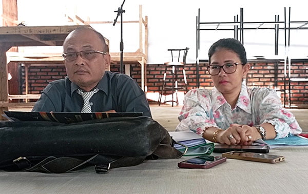 KLARIFIKASI—Ahli Waris Bersama kuasa Hukum M. Intania berikan klarifikasi terkait kisruh lahan SMP 2 Batusangkar dan SDN 20 Baringin.