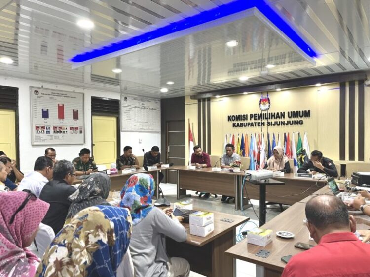 Jelang Pemilu 2024, KPU Sijunjung Gelar Rakor Penetapan Titik Lokasi Pemasangan APK 1 RAKOR—Komisi Pemilihan Umum (KPU) Kabupaten Sijunjung menggelar Rapat Koordinasi (Rakor) terkait penetapan titik lokasi pemasangan Alat Peraga Kampanye (APK) Pemilu 2024 di ruang pertemuan KPU, Rabu (1/11).