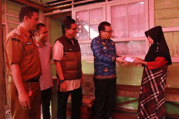 Korban Kebakaran Terima Bantuan Baznas 1 SERAHKAN— Pj. Wali Kota Jasman menyerahkan bantuan kepada korban kebakaran, disaksikan Ketua Baznas Kota Payakumbuh.