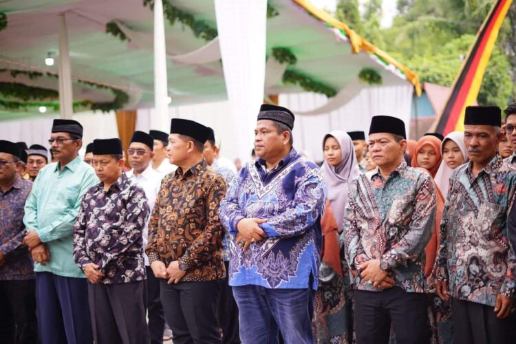 MTQ Tingkat Kecamatan Enam Lingkung, Lahirkan Generasi Qurani 1 PEMBUKAAN MTQ— Bupati Padangapriaman Suhatri Bur saat membuka MTQ ke 49 Kecamatan Enam Lingkung di Masjid Jamia, Korong Kampuang Paneh, Nagari Pakandangan.