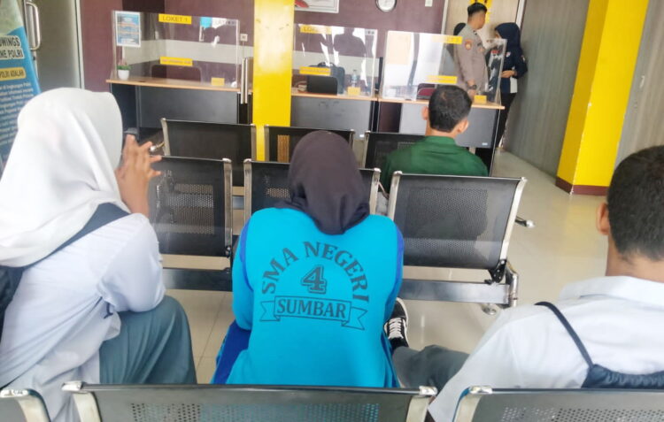 MELAPOR— Empat atlet yang diduga mengalami kekerasan fisik melaporkan pelatih cabor beladiri Judo ke Polresta Padang.