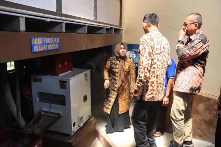 PENYALURAN BANTUAN— Staf Ahli Wali Kota Elfiza Zaharman meninjau bantuan sarana pendukung operasional penggilingan padi kecil (PPK).