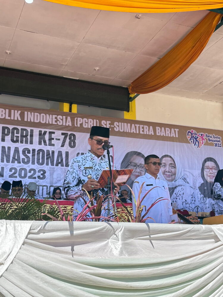 Lima Puluh Kota Jadi Pusat HUT PGRI se-Sumbar 1 SAMBUTAN—Bupati Lima Puluh Kota Safaruddin Dt.Bandaro Rajo. Safaruddin Dt.Bandaro Rajo. betrikan sambutan saat jadi pimpinan upcara.