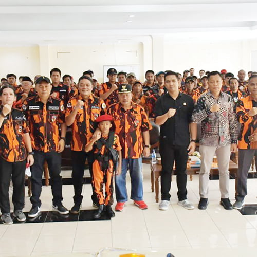 Muscab Ke-VIII MPC PP Agam, Romi Saputra Terpilih Secara Aklamasi 1 FOTO BERSAMA— Bupati Andri Warman foto bersama pengurus MPC PP Kabupaten Agam periode 2023/2027 yang baru saja dikukuhkan, Minggu (19/11).