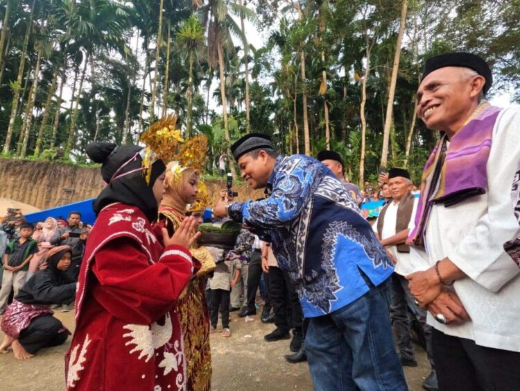 MTQ Ke 49 Tahun 2023 Sikucur Dibuka Bupati 1 SIRIAH CARANO— Bupati Padangpariaman Suhatri Bur, disambut siriah dalam carano saat membuka secara resmi MTQ Nasional ke-49 tingkat Kecamatan V Koto Timur di Masjid Nurul Iman, Nagari Sikucue Tengah.