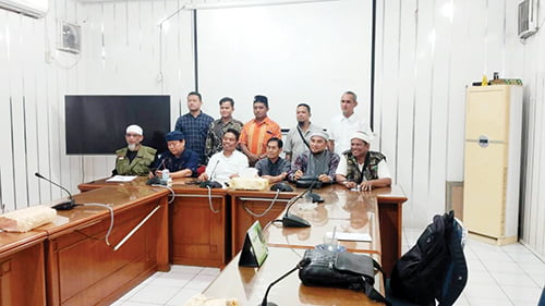 MUI Sumbar “Diusir” dari Masjid Agung Nurul Iman dengan Selembar Surat 1 MENGHADAP DPRD— Perwakilan ormas melakukan dialog bersama Wakil Ketua DPRD Padang Ilham Maulana, perihal pemindahan kantor MUI Sumbar dari Masjid Agung Nurul Iman, melalui selembar surat, Selasa (7/11).