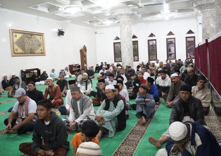 Majelis Mujahidin Pabasko Galang Dana Peduli Rakyat Palestina 1 KUMPULAN BANTUAN— Lajnah Perwakilan Daerah (LPD) Majelis Mujahidin Padang Panjang, Batipuh dan X Koto (Pabasko) saat acara pengumpulan bantuan dari masyarakat untuk dikirimkan kepada rakyat Palestina yang masih menderita ulah kecamuk perang, Minggu (5/11).