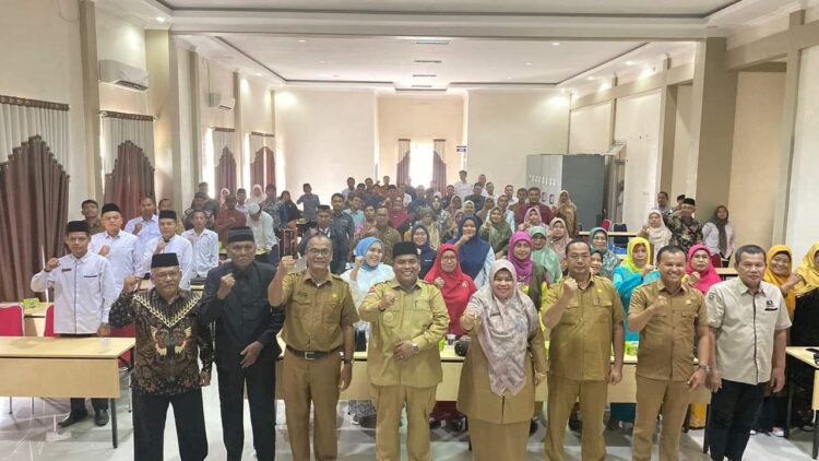 SOSIALISASI— Bupati Padangpariaman Suhatri Bur bersama peserta sosialisasi penguatan Lembaga Konsultasi Kesejahteraan Keluarga (LK3), yang diikuti pengurus KAN, tokoh agama, bundo kanduang dan karang taruna, PKK serta perangkat nagari.