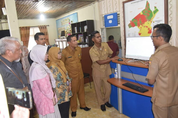 TINJAU— Tim dari BPS RI, yang diketuai Lutfi Alvia didampingi Kepala BPS Kota Pariaman, Yuliandri, Camat Pariaman Timur, M. Arif Gunawan, Kabid Statistik dan Persandian Diskominfo Kota Pariaman, Devi Hariandi, melakukan peninjauan di Desa Kampung Gadang, kemarin.