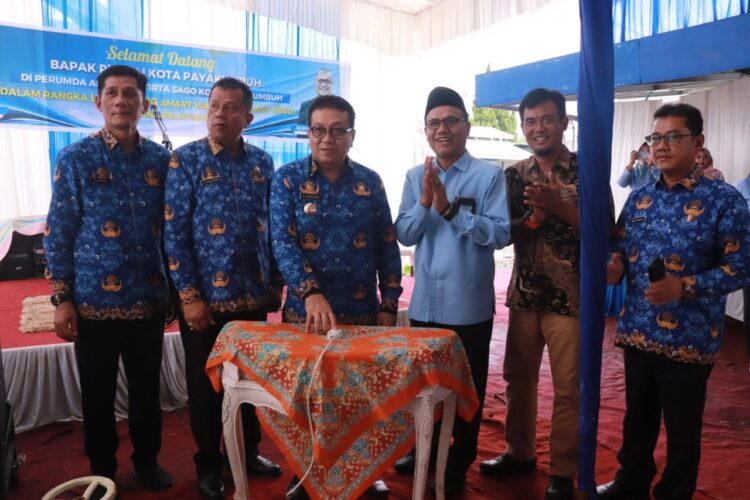 Inovasi SWC, Kehilangan Debit Air bisa Diminimalisir 1 LAUNCHING SWC— Pj Wali Kota Jasman saat melaunching inovasi SWC dan ruang pelayanan di Perusahaan Daerah Air Minum Tirta Sago Payakumbuh (Pamtigo), Senin (13/11).
