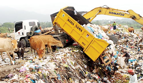PEMBUANGAN AKHIR— Saat ini kondisi Tempat Pembuangan Akhir (TPA) Aia Dingin, sudah menggunung dengan sampah. DLH Kota Padang memprediksi pada libur Nataru 2023 nanti, sampah yang dihasilkan diprediksi meningkat 8 persen.