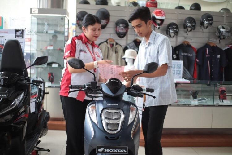 Promo November Vaganza, Beli Honda Genio di Menara Agung Bonus Jaket Ekslusif 1 LAYANI KONSUMEN— Sales marketing PT Menara Agung melayani konsumen yang melakukan pembelian Honda Genio.