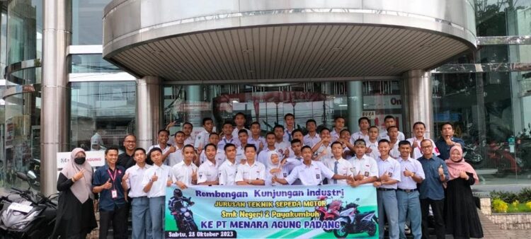 Wujudkan Sinergi Bagi Negeri, PT Menara Agung Sambut Kunjungan Industri SMK 2 Payakumbuh 1 KUNJUNGAN INDUSTRI— Manajemen PT Menara Agung bersama Siswa SMKN 2 Payakumbuh saat melakukan kunjungan industri.