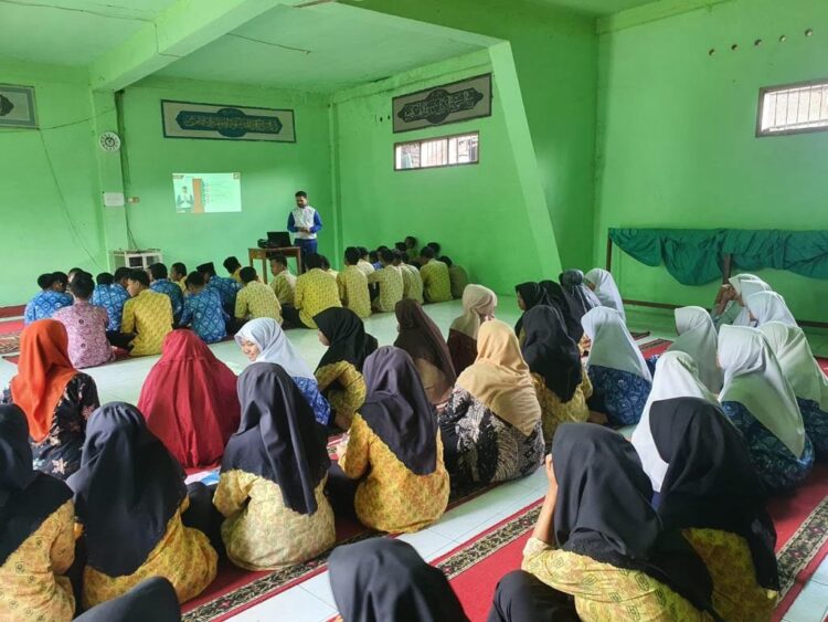 Edukasi Siswa SMA Muhammadiyah Batusangkar, Menara Agung Gencar Kampanyekan #Cari_Aman Berkendara 1 EDUKASI— Instruktur Safety Riding PT Menara Agung saat memaparkan materi agar aman saat bekerndara.