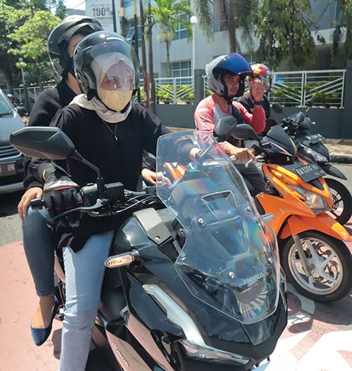 ILUSTRASI-Pengguna sepeda motor Honda di Kota Padang saat menyalakan lampu sein.