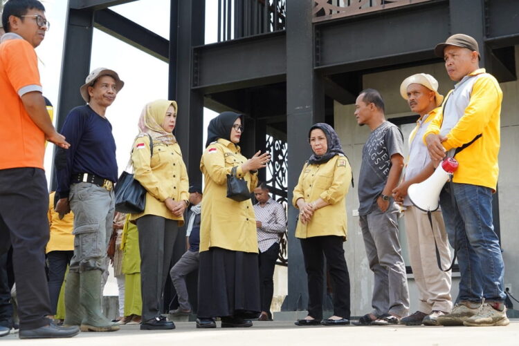 Menara Songket Siap Sambut Uda Uni Sumbar 2023 1 TINJAU—Sekretaris Daerah Solok Selatan H. Syamsurizaldi, Ketua Dekranasda Solok Selatan Ny. Erniati Khairunas, Ketua GOW Ny. Bet Yulian Efi, dan Ketua DWP Ny. Fitri Syamsurizaldi meninjau persiapan acara.