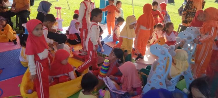 Festival Anak Sumbar 2023 Meriah, Menikmati Masa Bahagia Bermain Bersama Anak 1 BAHAGIA—T erlihat anak-anak bahagia bermain ditemani orang tuanya pada ajang Festival Anak yang digelar dua hari di Istana Gubernur Sumbar, Sabtu-Minggu (18/19/11).