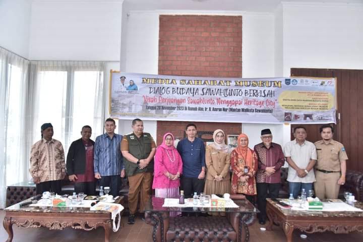 Rangkaian Galanggang Arang, Perjuangan Sawahlunto menjadi Kota Warisan Dunia Dibahas 1 DIALOG— Sekretaris Daerah Dr. dr. Ambun Kadri, MKM, usai kegiatan di Rumah Almarhum Amran Nur (Wali Kota Sawahlunto periode 2003-2008), foto bersama, Senin (20/11).