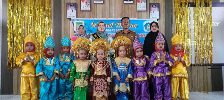 Momentum Menjadi Wadah Penyaluran Bakat, PAUD Gelar Lomba Mendongeng 1 FOTO BERSAMA— Bunda PAUD Padangpariaman Ny Yusrita Suhatri Bur usai kegiatan foto bersama.