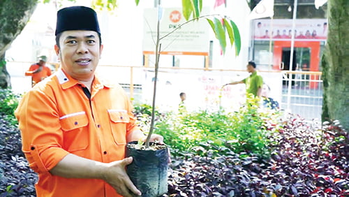 Mulyadi Hadiri Gerakan Menanam Sejuta Pohon PKS Sumbar 1 PENANAMAN POHON Caleg DPRD Padang Dapil 1 Kototangah Mulyadi mengikuti acara menanam pohon yang digelar PKS Sumbar di Muaro Panjalinan, Selasa (28/11).