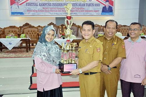 Nagari Manggopoh Borong Piala Bergilir Bupati Agam Festival KIA 2023 1 PIALA BERGILIR— Asisten III Setda Agam Andrinaldi, menyarahkan Piala Bergilir Bupati agam kepada Nagari Manggopoh yang menjadi juara umum Festival KIA 2023.