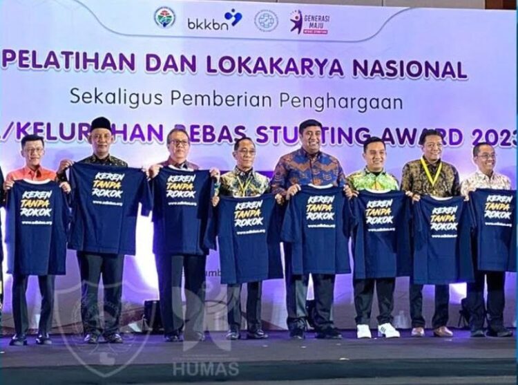 Nagari Sinuruik Raih Penghargaan Desa Bebas Stunting Award 2023 1 PENGHARGAAN— Kadis DPMN Pasbar Randy Hendrawan, menghadiri penerimaan penghargaan Nagari Bebas Stunting Award 2023, di Hotel Sahid DI Yogyakarta.