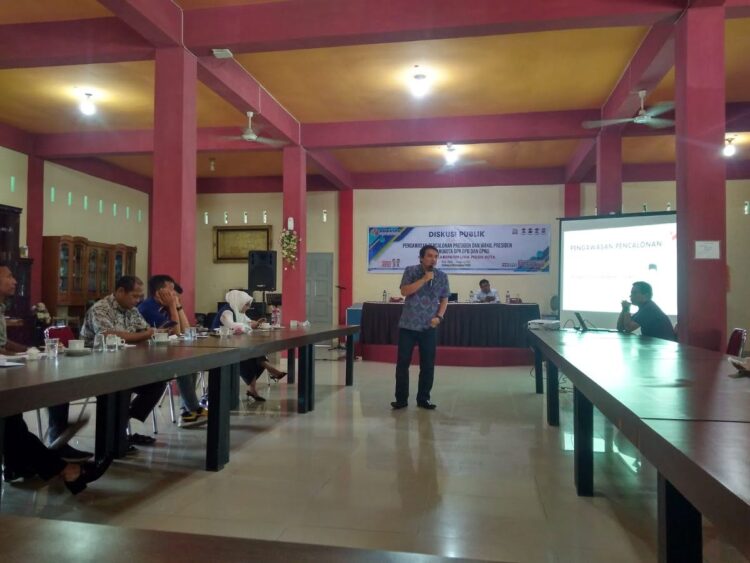 Bawaslu Gelar Diskusi Publik, APS yang Bertebaran jadi Pembahasan Menarik 1 DISKUSI— Bawaslu Limapuluh Kota menggelar diskusi publik pengawasan pencalonan presiden dan wakil presiden serta anggota DPR, DPD dan DPRD, Sabtu (4/11).