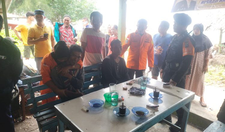 Sempat Hilang lalu Ditemukan Selamat, Dua Nelayan Terombang-ambing 28 Jam di Tengah Laut 1 NELAYAN DITEMUKAN—Dua nelayan yang sempat dilaporkan hilang saat melaut sudah berhasil ditemukan dalam kondisi selamat di Ulakan Tapakis.